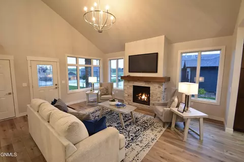 Living - 927 Cornerstone Ln, Bismarck, ND 58503 photo 2 of 3