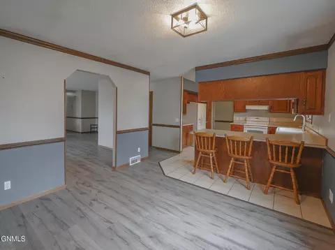 1310 25th St W, Williston, ND 58801 photo 11