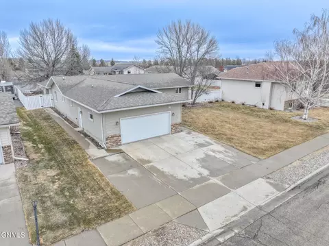 1310 25th St W, Williston, ND 58801 photo 3