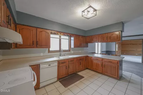 1310 25th St W, Williston, ND 58801 photo 6
