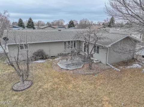 1310 25th St W, Williston, ND 58801 photo 4