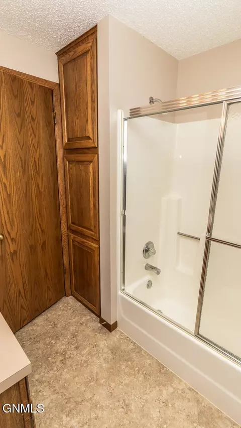 427 Brandon Dr E, Bismarck, ND 58503 photo 35
