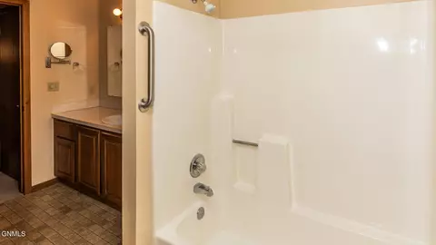 427 Brandon Dr E, Bismarck, ND 58503 photo 24