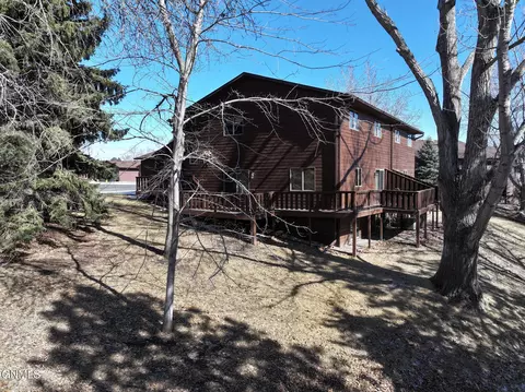 427 Brandon Dr E, Bismarck, ND 58503 photo 2