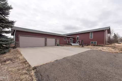 516 1st Ave SW, Dickinson, ND 58601