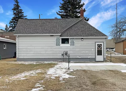 937 1st St N, Carrington, ND 58421 photo 2