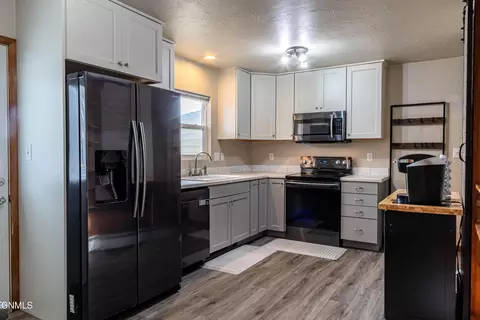 1406 Central Dr, Mandan, ND 58554 photo 5