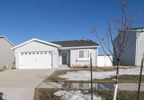3214 15th St NW, Minot, ND 58703