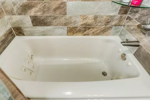 Bath - 1331 Bayview Ct, Bismarck, ND 58504 photo 9 of 15