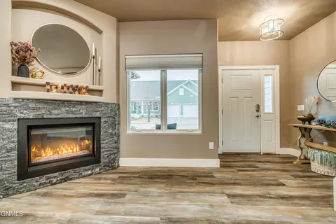 Entry Way - 1331 Bayview Ct, Bismarck, ND 58504 photo 3 of 5
