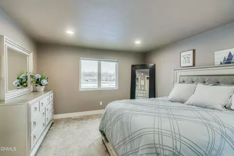 Bedroom - 1331 Bayview Ct, Bismarck, ND 58504 photo 3 of 6