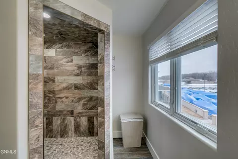 Bath - 1331 Bayview Ct, Bismarck, ND 58504 photo 2 of 15