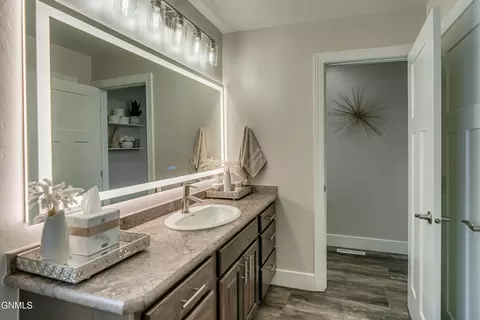 Bath - 1331 Bayview Ct, Bismarck, ND 58504 photo 1 of 15