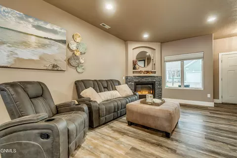 Living - 1331 Bayview Ct, Bismarck, ND 58504 photo 2 of 3