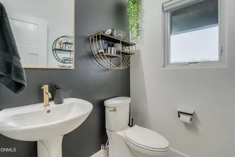 Bath - 1331 Bayview Ct, Bismarck, ND 58504 photo 3 of 15