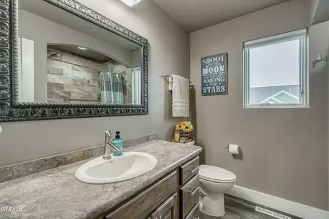 Bath - 1331 Bayview Ct, Bismarck, ND 58504 photo 6 of 15