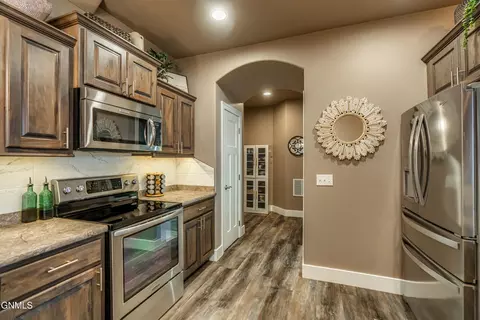 Kitchen - 1331 Bayview Ct, Bismarck, ND 58504 photo 5 of 7