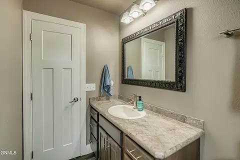 Bath - 1331 Bayview Ct, Bismarck, ND 58504 photo 10 of 15