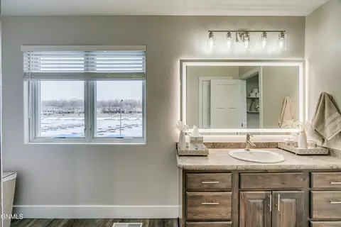 Bath - 1331 Bayview Ct, Bismarck, ND 58504 photo 11 of 15