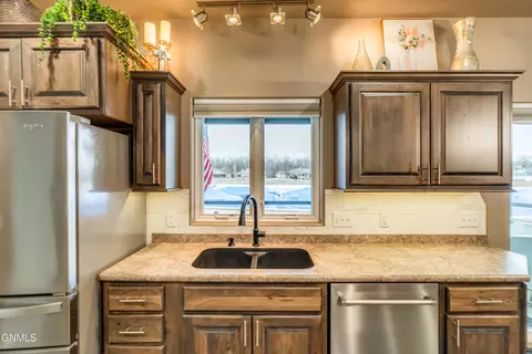 Kitchen - 1331 Bayview Ct, Bismarck, ND 58504 photo 6 of 7