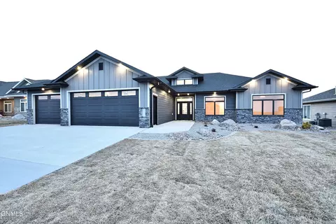 6013 Heritage Rdg Rd, Bismarck, ND 58503