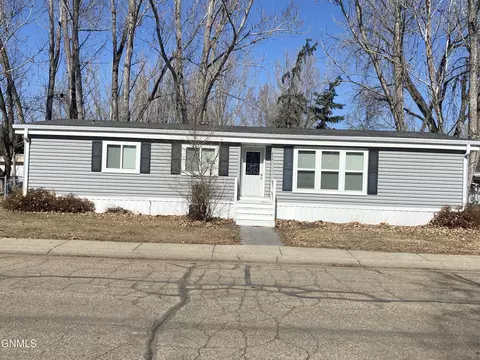444 Piccadilly Cir, Bismarck, ND 58504