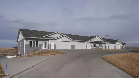 5612 Superior Dr, Bismarck, ND 58503