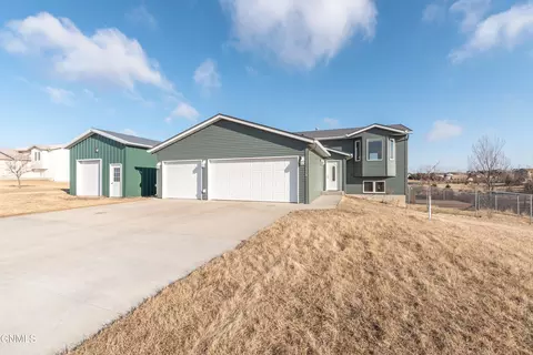 116 Sunflower Dr, Bismarck, ND 58503