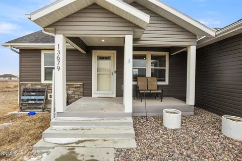 13679 Hawthorn Loop, Williston, ND 58801 photo 4