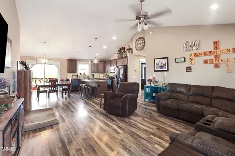 13679 Hawthorn Loop, Williston, ND 58801 photo 6