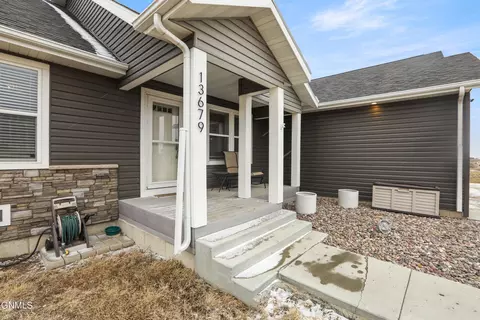 13679 Hawthorn Loop, Williston, ND 58801 photo 5