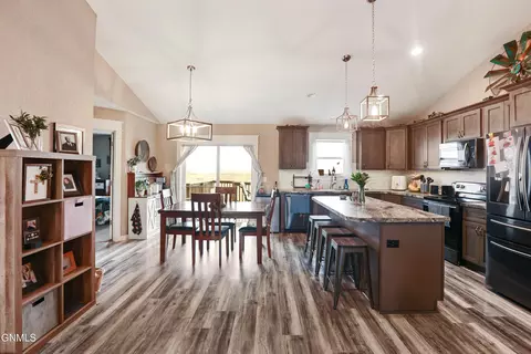 13679 Hawthorn Loop, Williston, ND 58801 photo 7