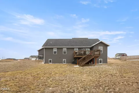 13679 Hawthorn Loop, Williston, ND 58801 photo 29
