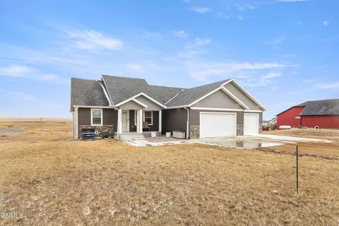 13679 Hawthorn Loop, Williston, ND 58801 photo 3