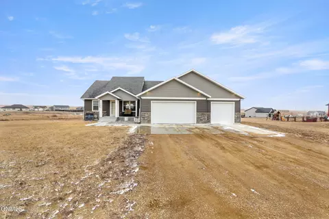 13679 Hawthorn Loop, Williston, ND 58801 photo 2