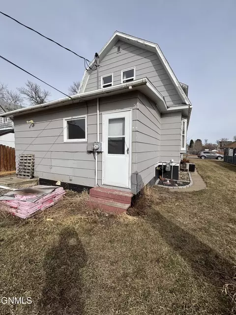 513 4th Ave W, Williston, ND 58801 photo 6