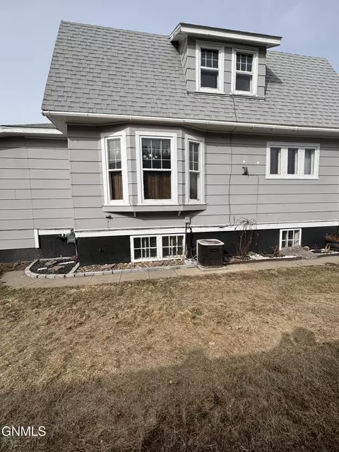 513 4th Ave W, Williston, ND 58801 photo 5