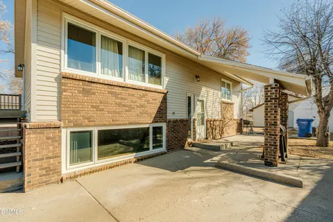 404 1st Ave SW, Beulah, ND 58523