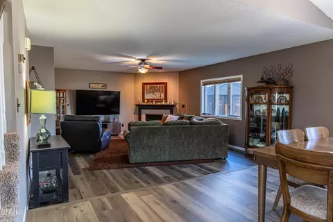 Living - 302 Stuttgart Dr, Bismarck, ND 58504 photo 2 of 8