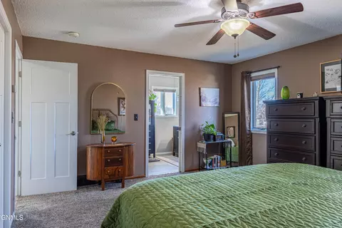 Bedroom - 302 Stuttgart Dr, Bismarck, ND 58504 photo 4 of 10