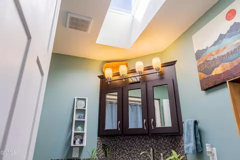 Bath - 302 Stuttgart Dr, Bismarck, ND 58504 photo 6 of 9