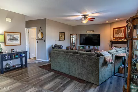 Living - 302 Stuttgart Dr, Bismarck, ND 58504 photo 3 of 8