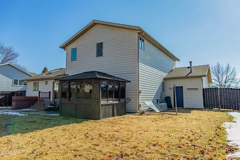 Exterior - 302 Stuttgart Dr, Bismarck, ND 58504 photo 12 of 16