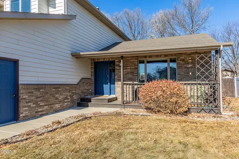 Exterior - 302 Stuttgart Dr, Bismarck, ND 58504 photo 3 of 16