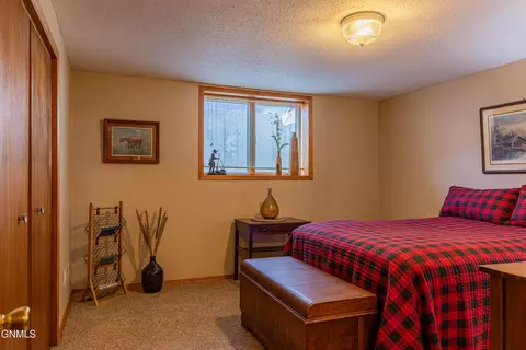 Bedroom - 302 Stuttgart Dr, Bismarck, ND 58504 photo 8 of 10