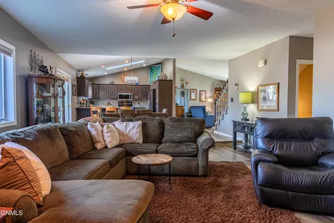 Living - 302 Stuttgart Dr, Bismarck, ND 58504 photo 5 of 8