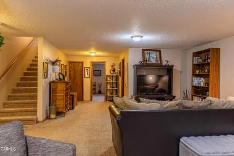 Living - 302 Stuttgart Dr, Bismarck, ND 58504 photo 7 of 8