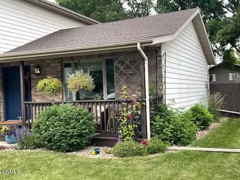 Exterior - 302 Stuttgart Dr, Bismarck, ND 58504 photo 13 of 16