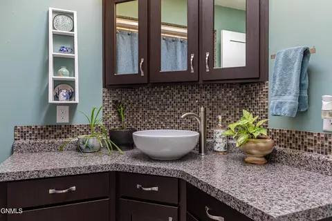 Bath - 302 Stuttgart Dr, Bismarck, ND 58504 photo 7 of 9