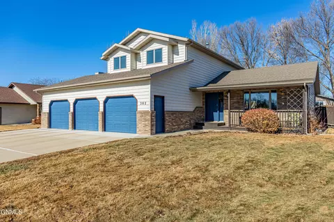 302 Stuttgart Dr, Bismarck, ND 58504